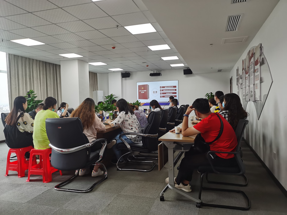 房投公司開(kāi)展《2020年襄陽(yáng)市法律宣講進(jìn)公司》之《民法典》宣傳普及活動(dòng)