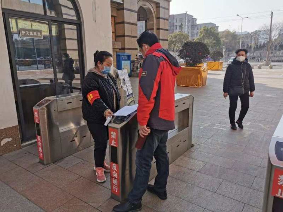 巾幗“她力量” “疫”線(xiàn)勇?lián)? class=